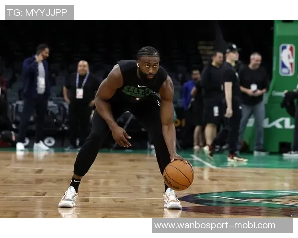 末节狂砍14分杰伦布朗展现关键球员风范马祖拉称赞其攻防全力以赴 末节狂砍14分杰伦布朗展现关键球员风范马祖拉称赞其攻防全力以赴