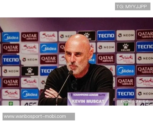 海港新闻官分享球队全家福穆斯卡特居中六名外援齐聚一堂